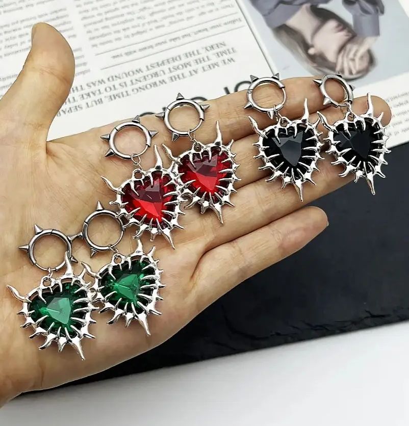 1 Pair Gothic Red Spiky Heart  - Women'S Fashion Edgy 评论和价格